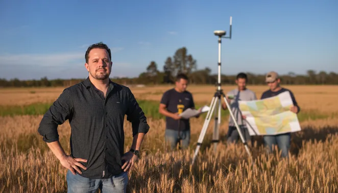 Equipe Próspera em campo com equipamentos de topografia